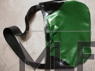 latex-handtasche-grün-schwarz