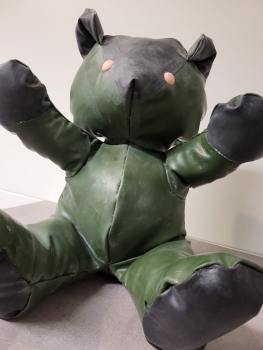 Latex Teddy - militärgrün/schwarz