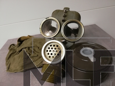 Gasmaske - modifiziert, mit tasche ,kleiner filter, spikes