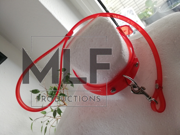 pvc halsband mit d-ring und leine mit karabinerhaken in rot bdsm goth dark fashion