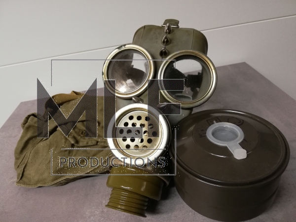 Gasmaske - modifiziert, mit tasche ,kleiner filter, spikes