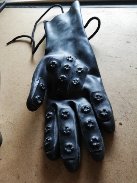 Latex Handschuhe mit Metall Dornen/Spikes