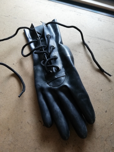 Latex Handschuhe mit Metall Dornen/Spikes